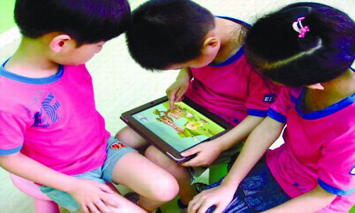 智能手机、ipads成儿童视力杀手 建议贴上91麻豆精品国产免费观看